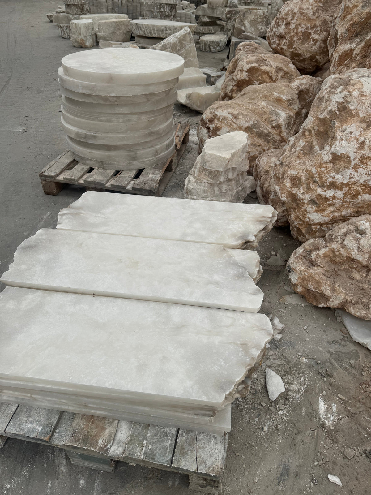 Peono Alabaster Table Lamp
