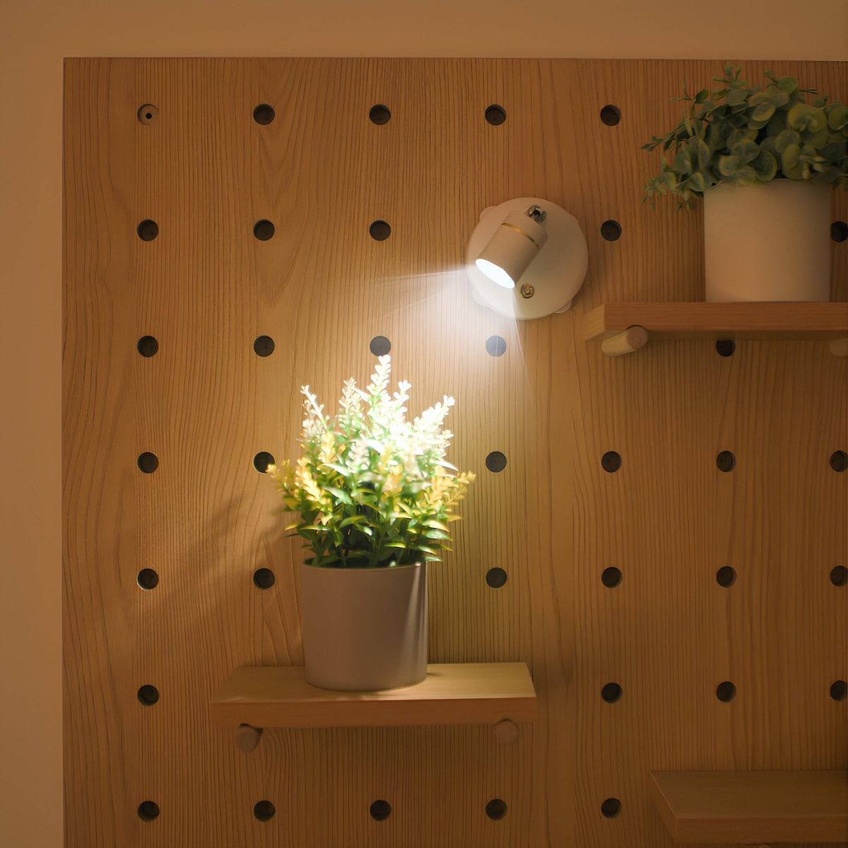 Versatile easy-to-install wall spotlight with remote control