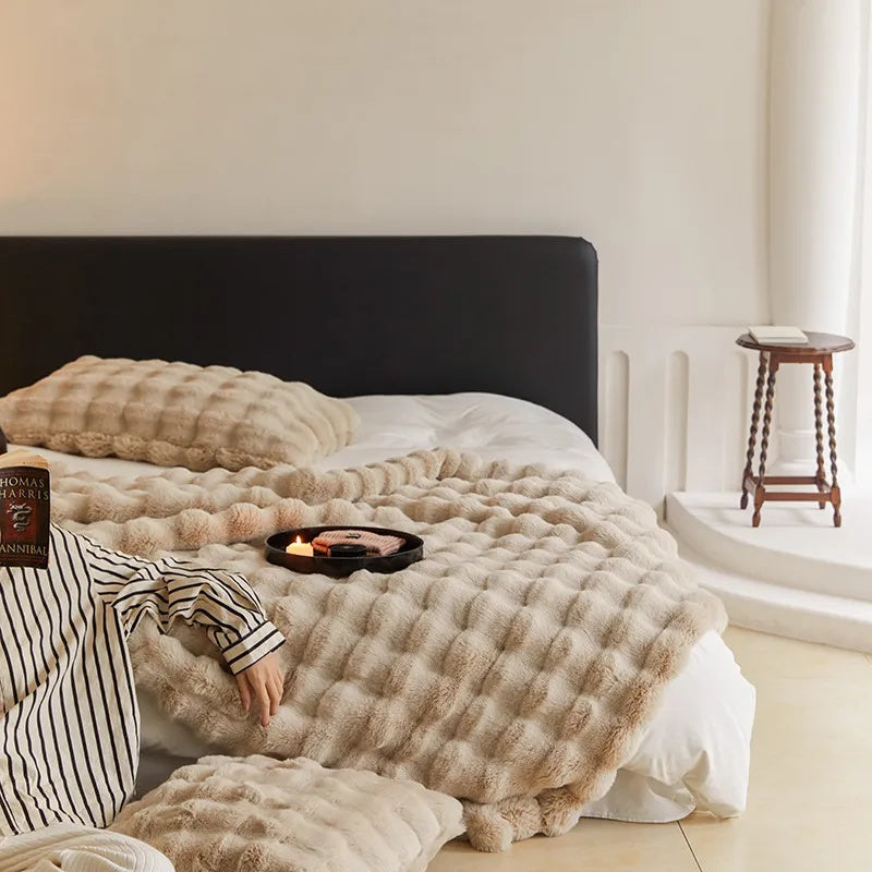 Cozy plush-textured sofa blanket – home comfort for every season