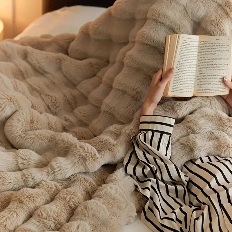 Cozy plush-textured sofa blanket – home comfort for every season