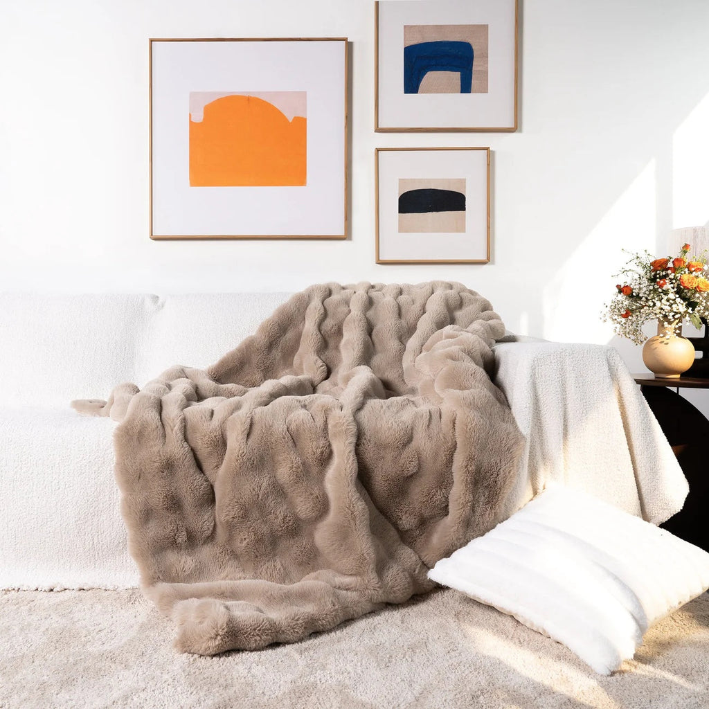 Cozy plush-textured sofa blanket – home comfort for every season