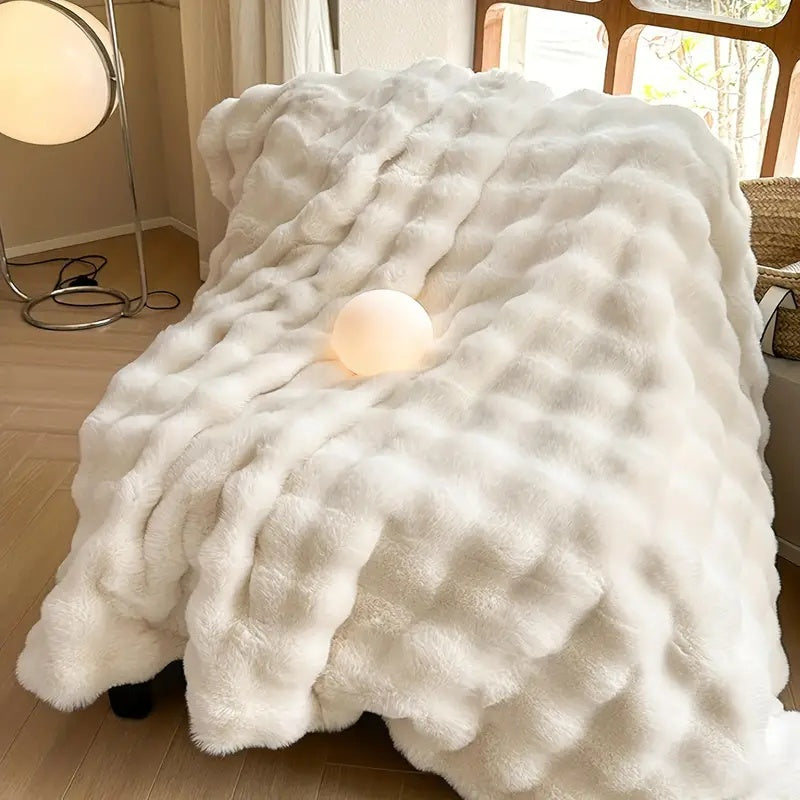 Cozy plush-textured sofa blanket – home comfort for every season