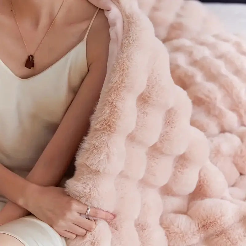 Cozy plush-textured sofa blanket – home comfort for every season