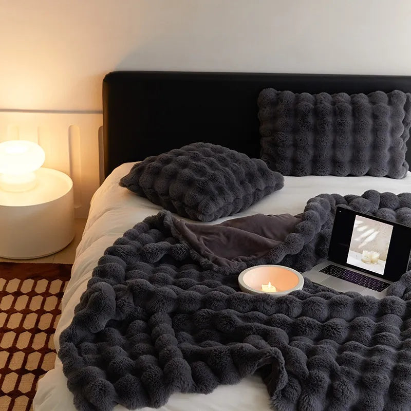 Cozy plush-textured sofa blanket – home comfort for every season
