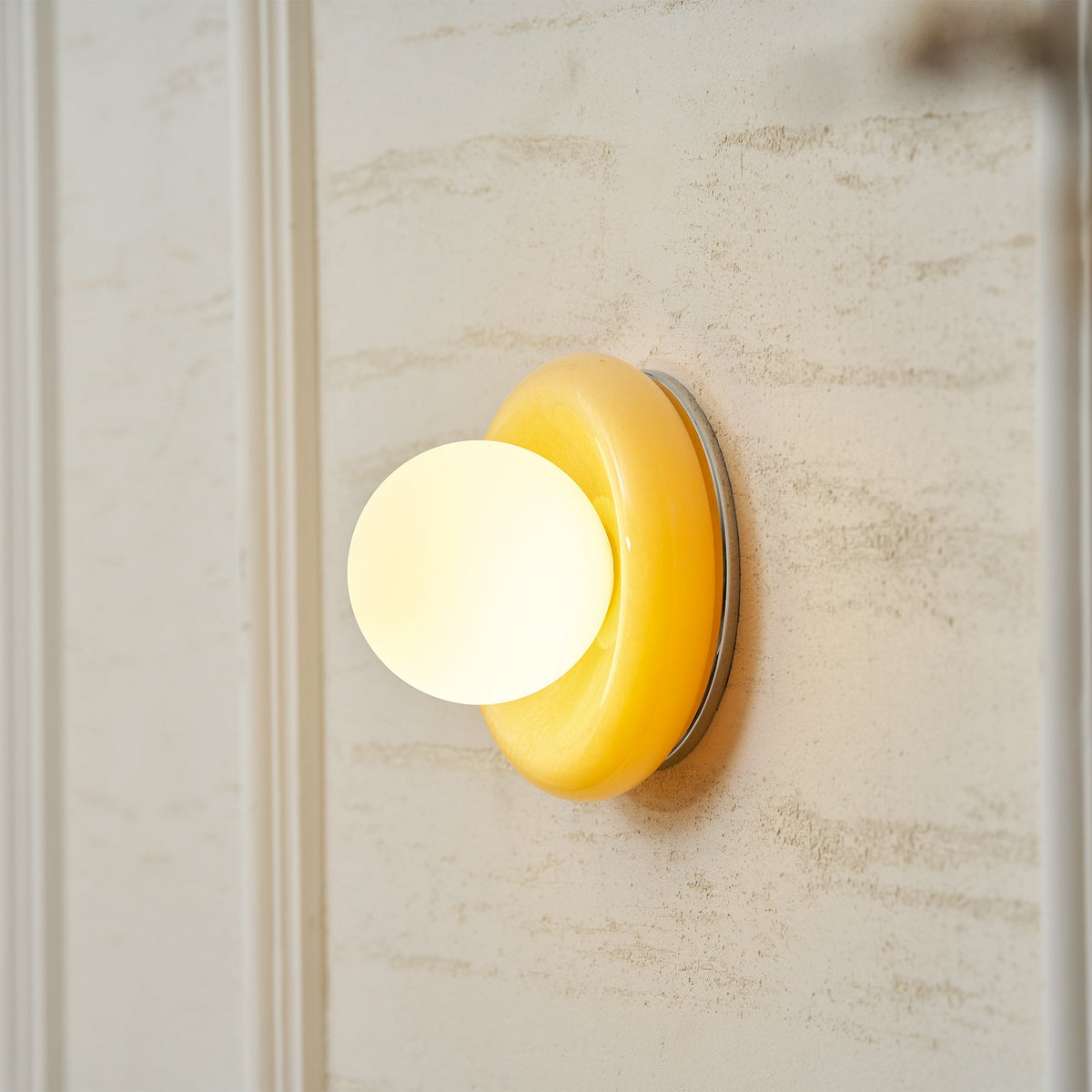 Novi Onyx Wall Lamp