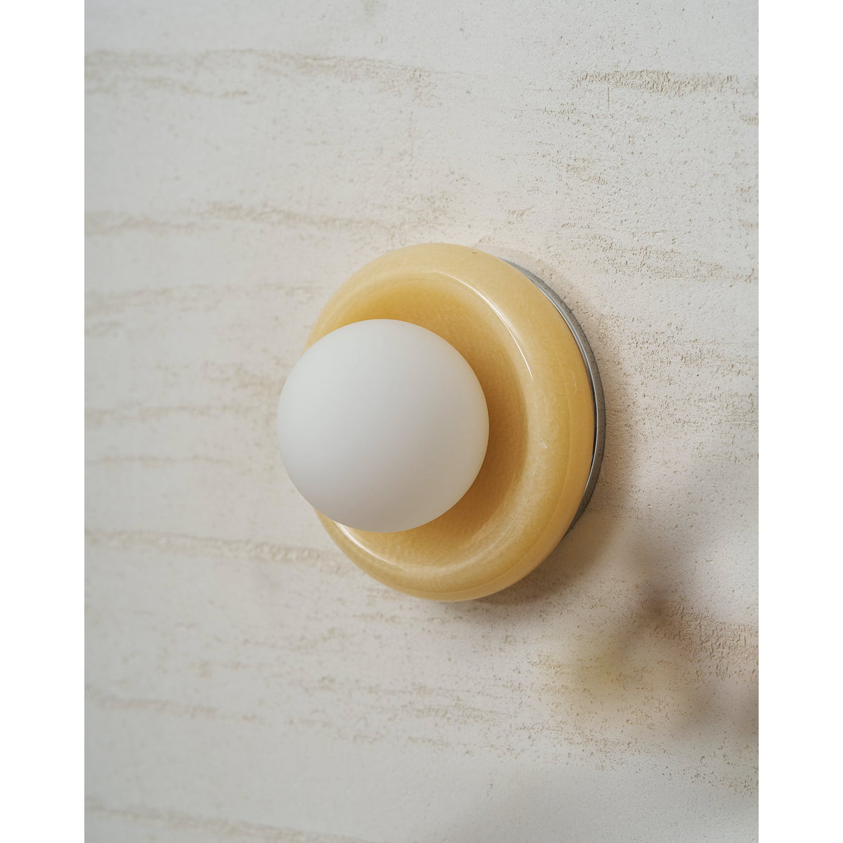 Novi Onyx Wall Lamp